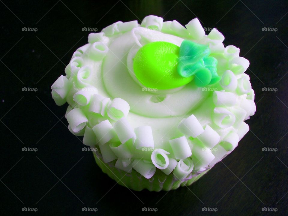 cupcake confection desert green icing