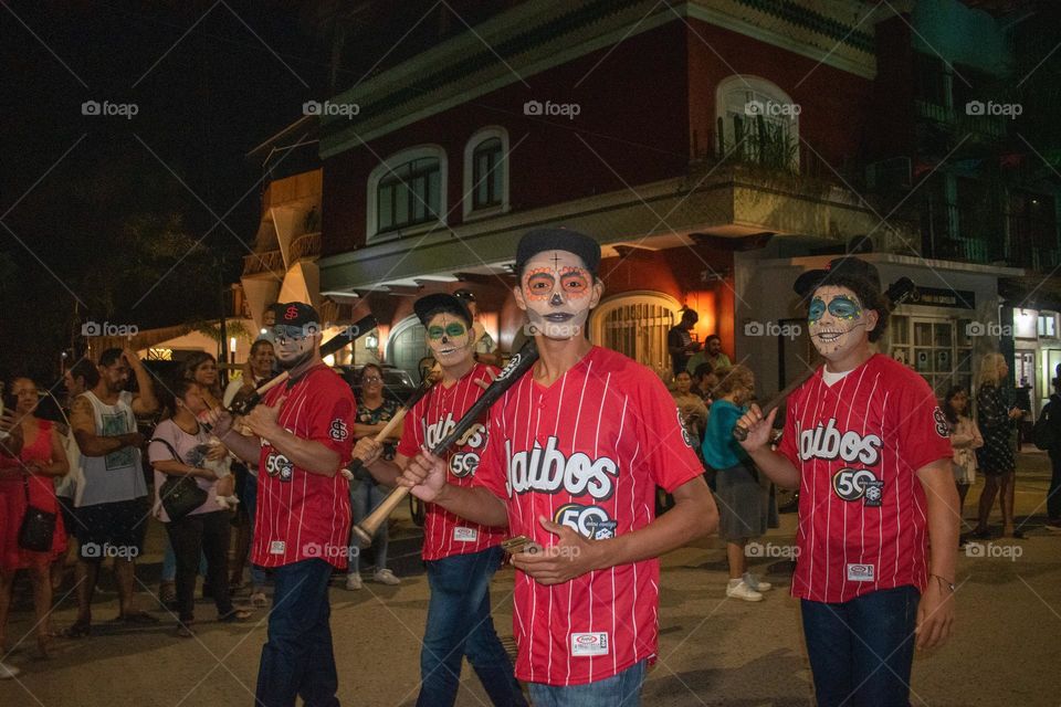 Beisbolistas en el festival de día de muertos 