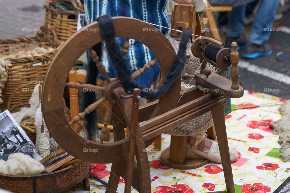 Spindle and spinning wheel