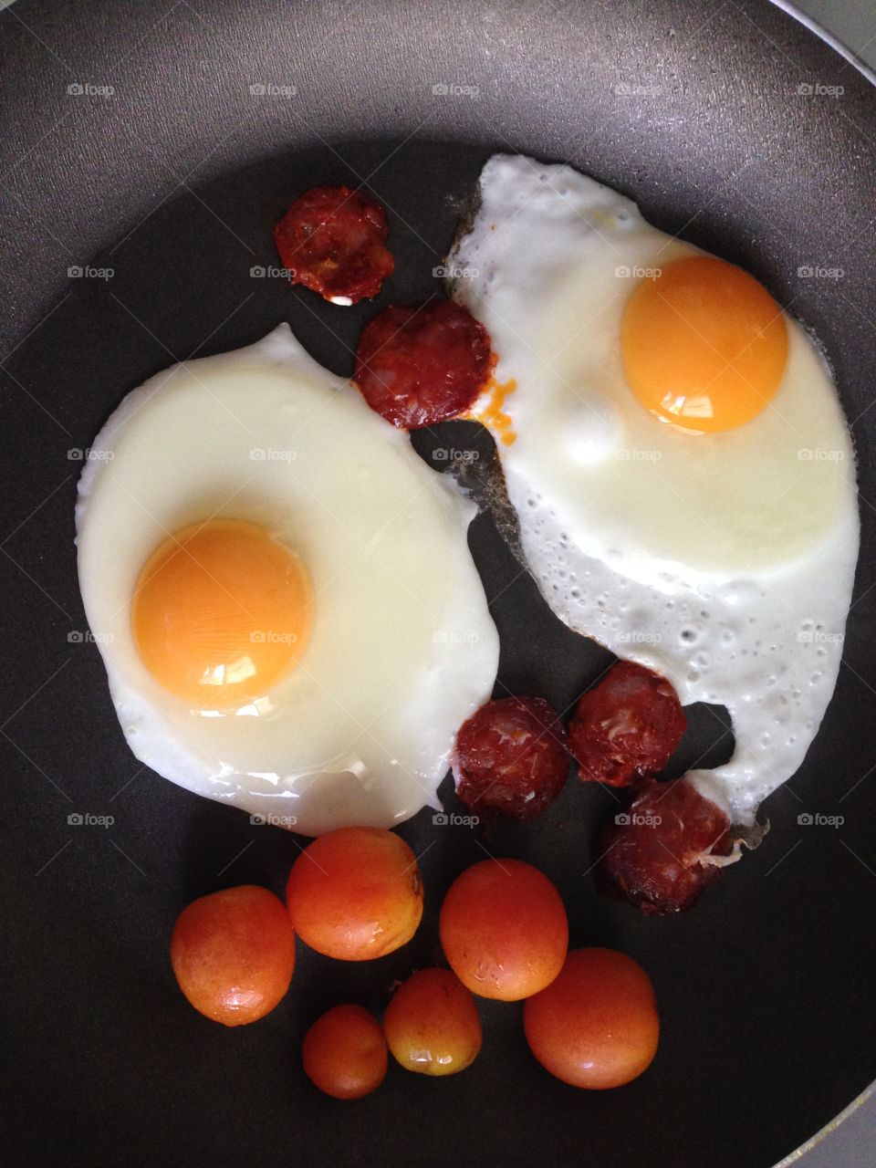Breakfast: eggs, sausages and tomates! Enjoy the meal!