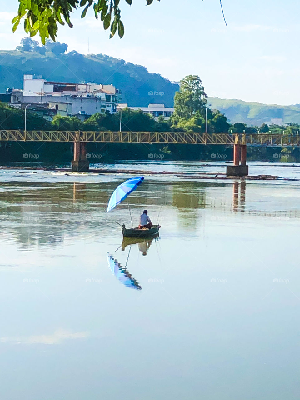 Barco com sombrinha azul 