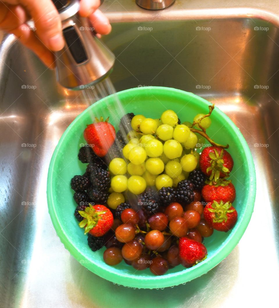 Rinsing fruit