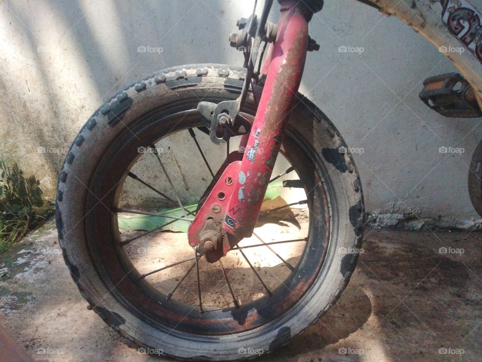 a unique bicycle wheel patterned like the skin of a dalmatian dog that is black and white