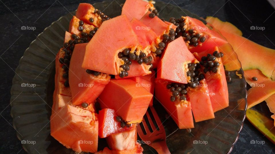 Pedaços de madeira, no prato.