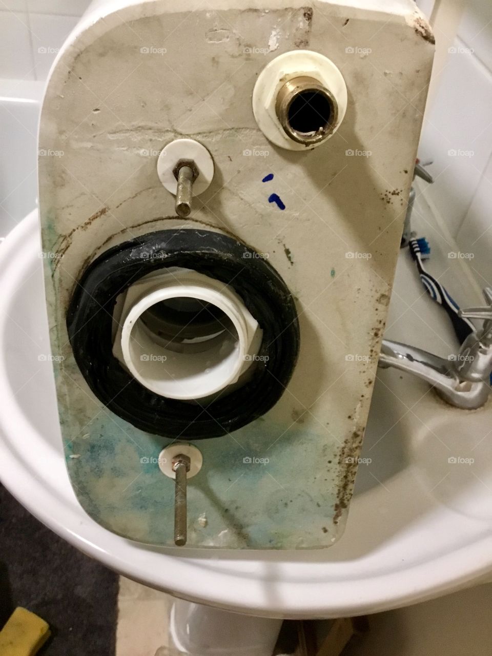 Toilet cistern to bowl seal replacement 3