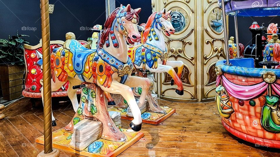 Chocolates, slides, spinners, houses, carousel, 3D photos, Lighting with Umbrellas, Watches, Giant Bears, promise to take children on an incredible sensory and playful journey through the "Fantastic Fábrica Show", inside the MegaStore Cacau Show