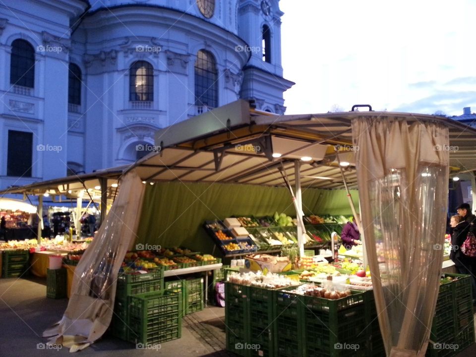 Il mercato quotidiano a Salisburgo la sera ... Bello girovagare tra le bontà!
