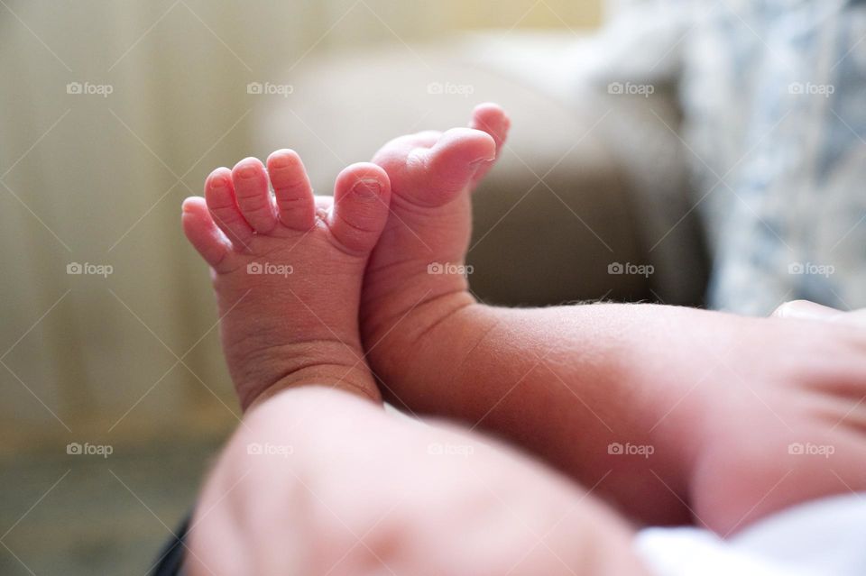 baby feet stretching
