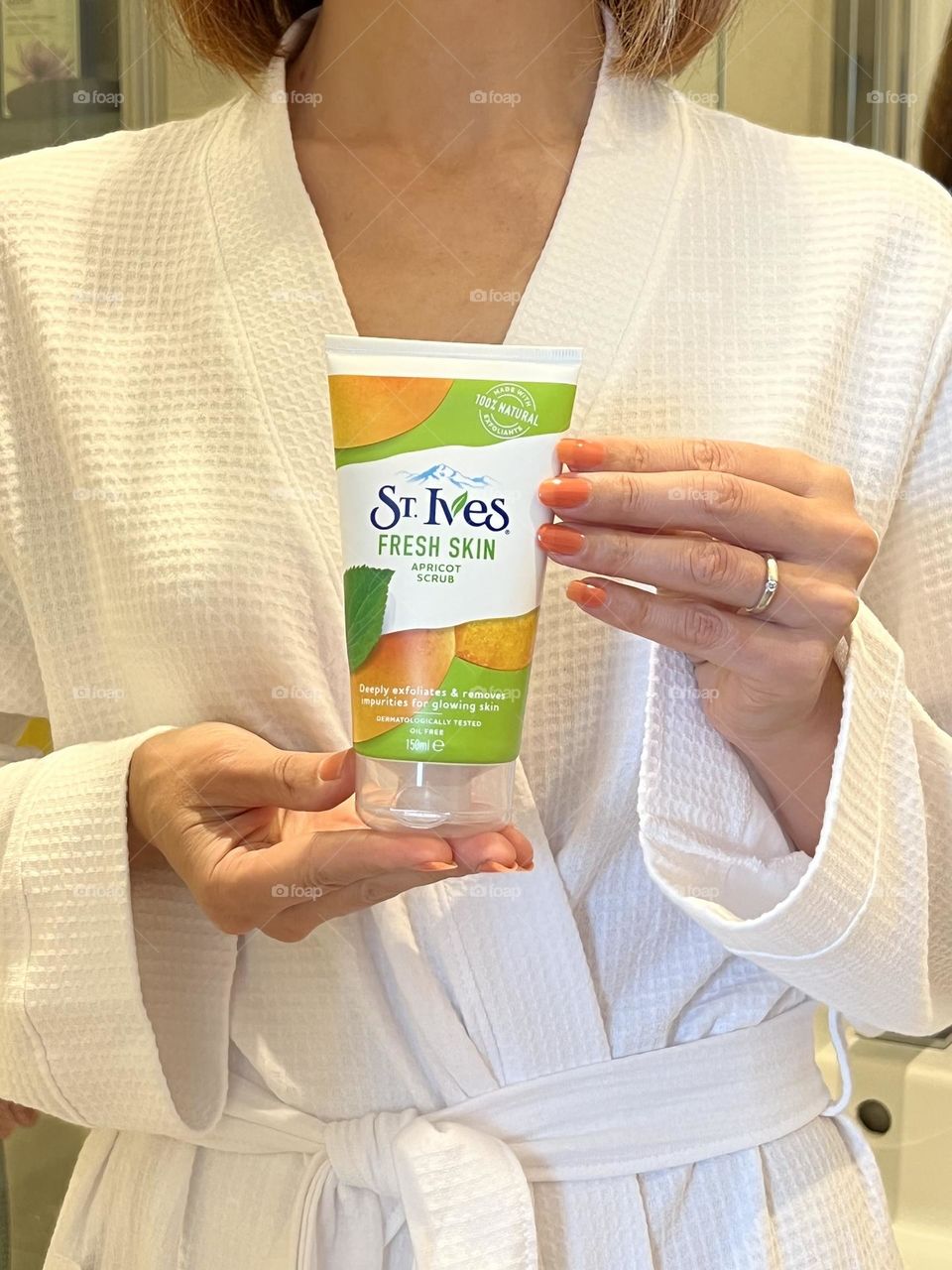 St. Ives fresh skin apricot scrub, 100% natural cosmetic. My favourite scrub, highly recommend!