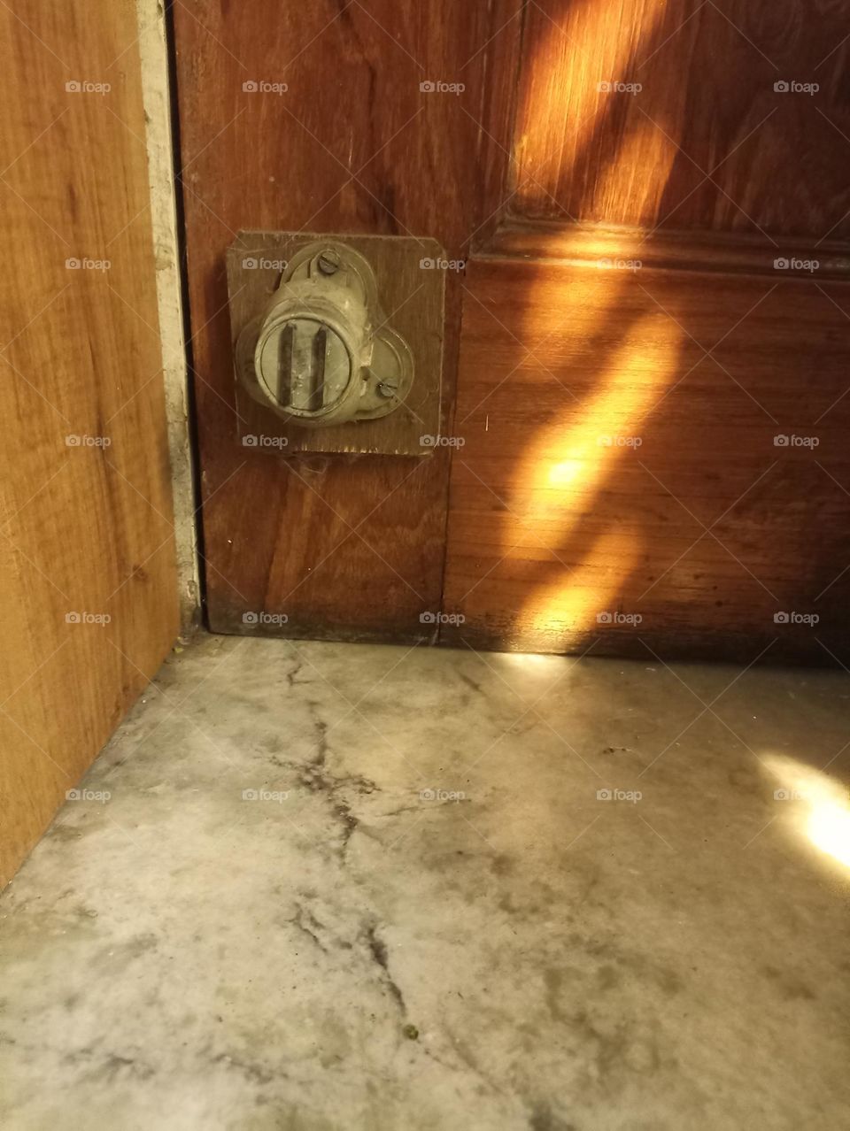 rays are the same as the colour of wood