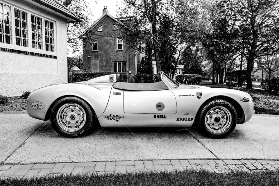 Black and White photo of 1955 Porsche RS Spyder 550 race car 