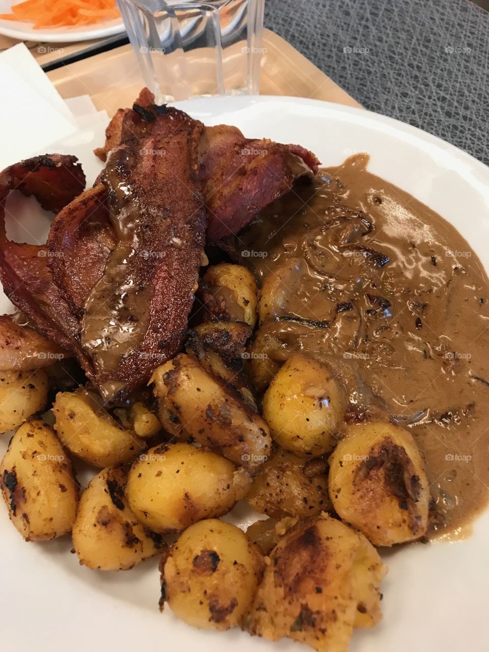 Fläsk med stekt potatis och löksås