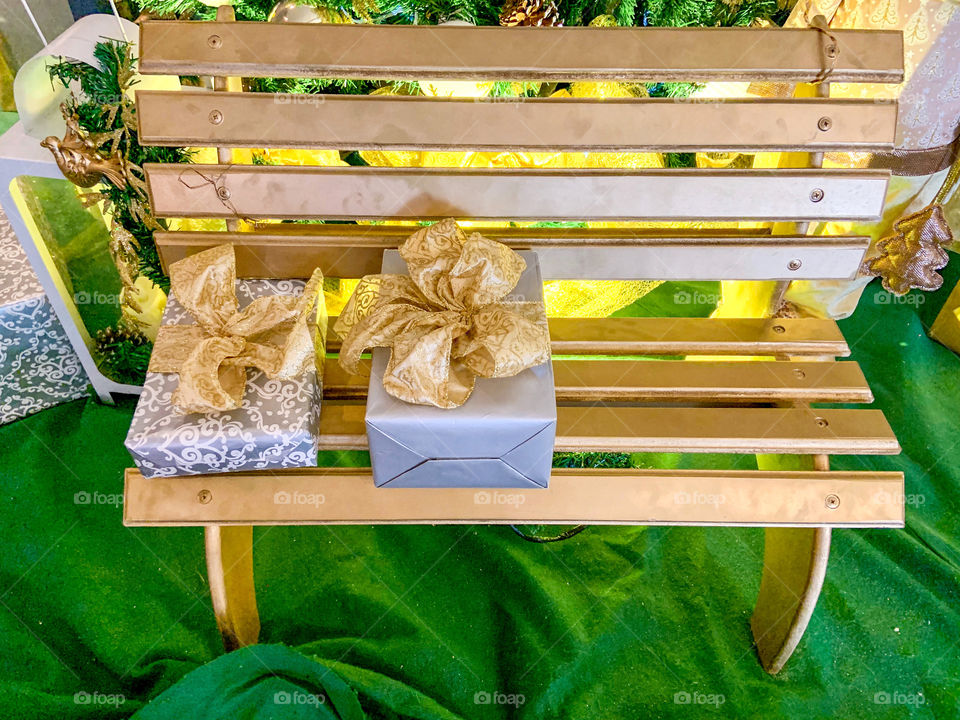 Two presents in a gold bench 