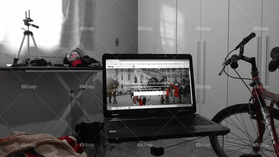 Inspirado em Foap. Site de vendas de imagens. Quarto sombrio com internet e luzes naturais.