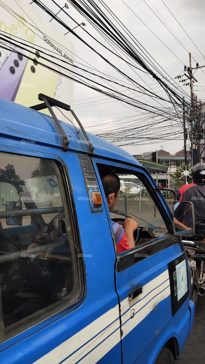 angkotnya warna biru