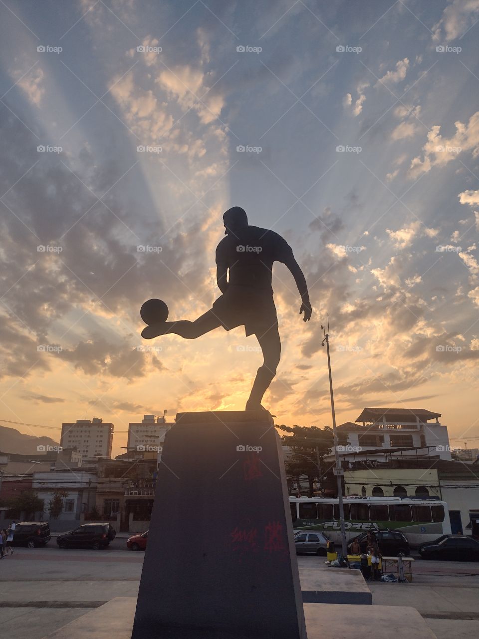 Estátua do Zagalo dominando a bola. Um clássico.
