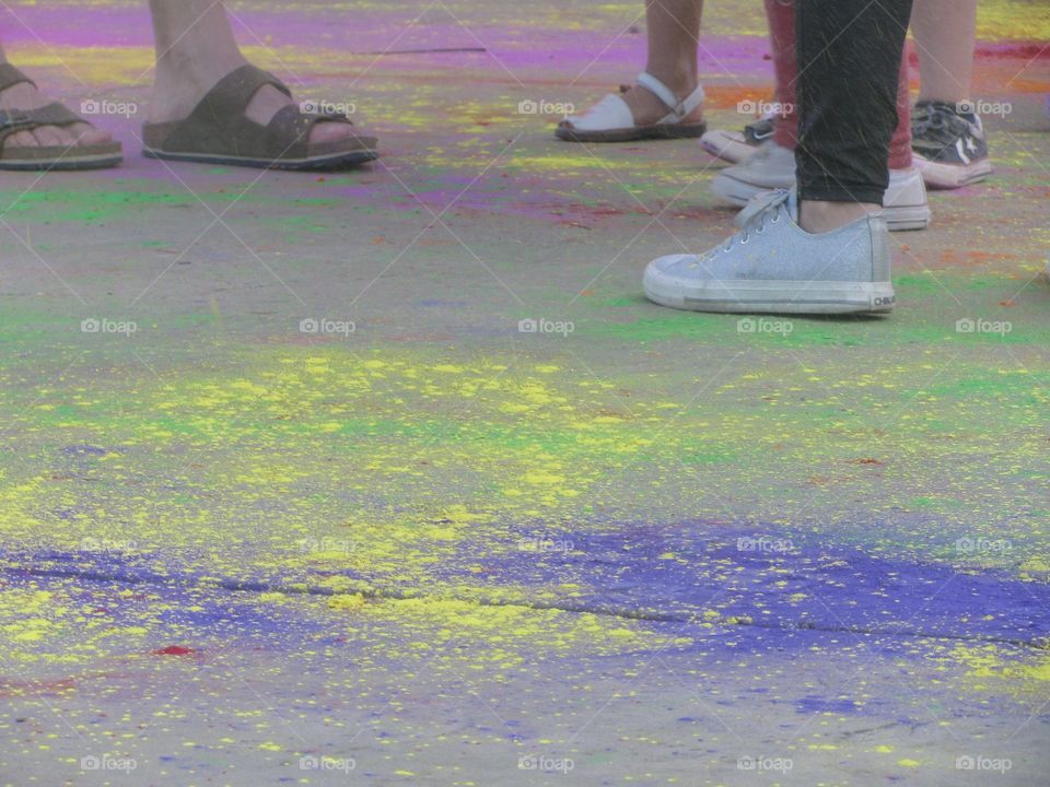 Colores de polvo holy en el suelo