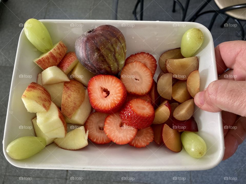 🇺🇸 Time for delicious fruits for lunch: grapes, apples, strawberries, plums and figs! Everything healthy. / 🇧🇷 Hora das frutas deliciosas do almoço: uva, maçã, morango, ameixa e figo! Tudo saudável. 