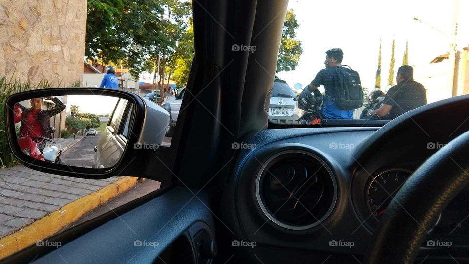 Interior do carro retrovisor, fila de pessoas.