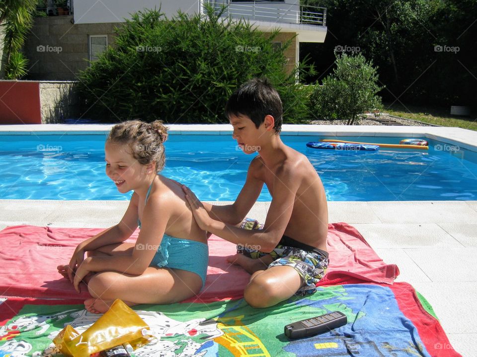 The right way to apply sunscreen gently.. It's Summertime