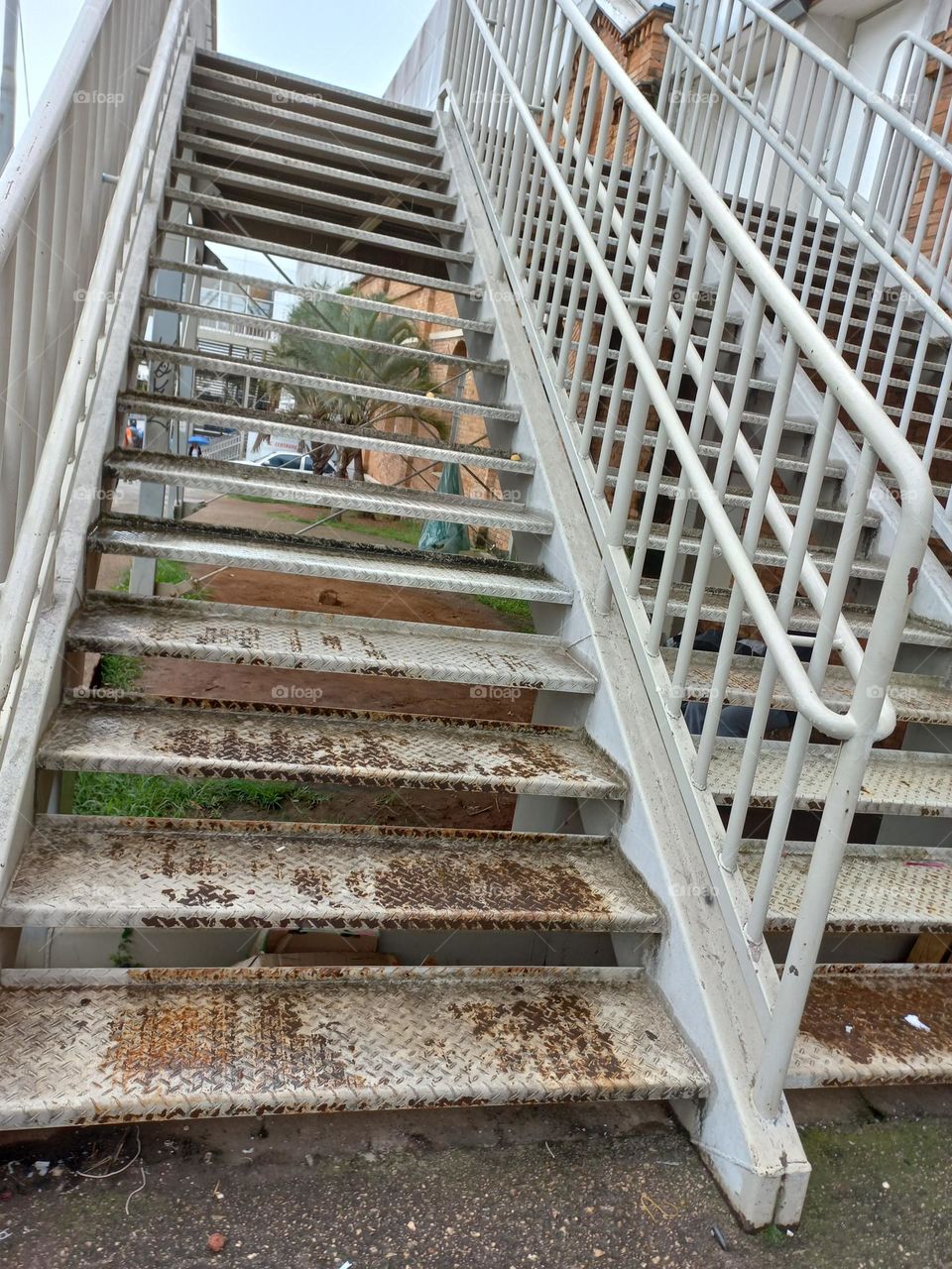 As escadas  são importantes nas edificações. Elemento essencial  na arquitetura, as escadas podem ser feitas em diversos formatos, tamanhos e materiais para ajudar as pessoas a terem acessos aos andares do imóvel, além de ser um elemento decorativo