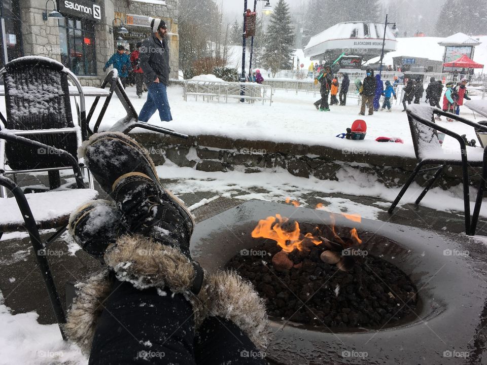 Outdoor patio with firepit 