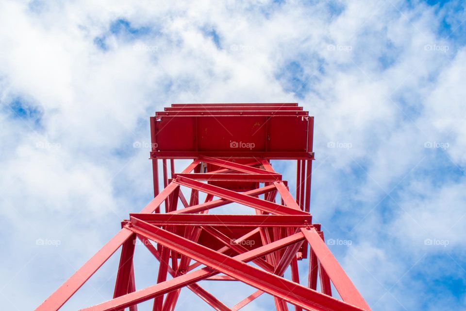 azul cielo y rojo fuego. torre antena..