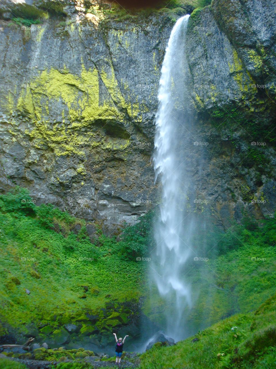 As Elowah Falls. Photo of the beautiful (and enormous) waterfall at Elowah Falls in Oregon