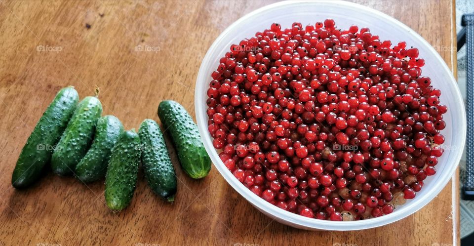 Red berry cucomber greens greenery green yummy served table day part bowl view bio fresh vegan table juicy fruits