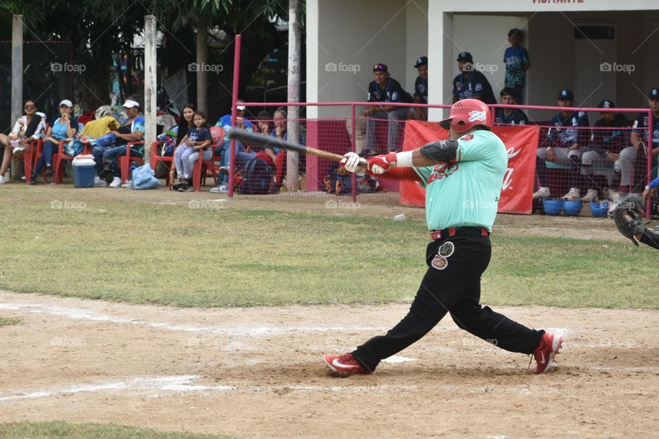 Jugador se beisbol bateando 