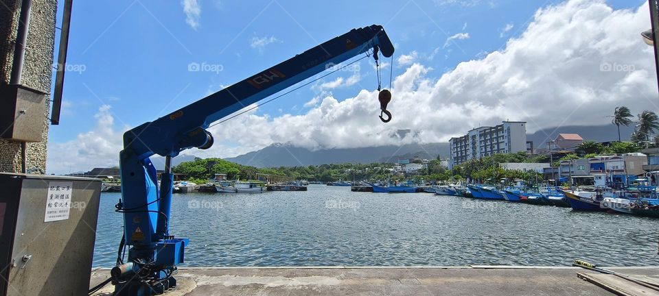 crane crane lifting crane in the port in Chenggong Fishing Port
