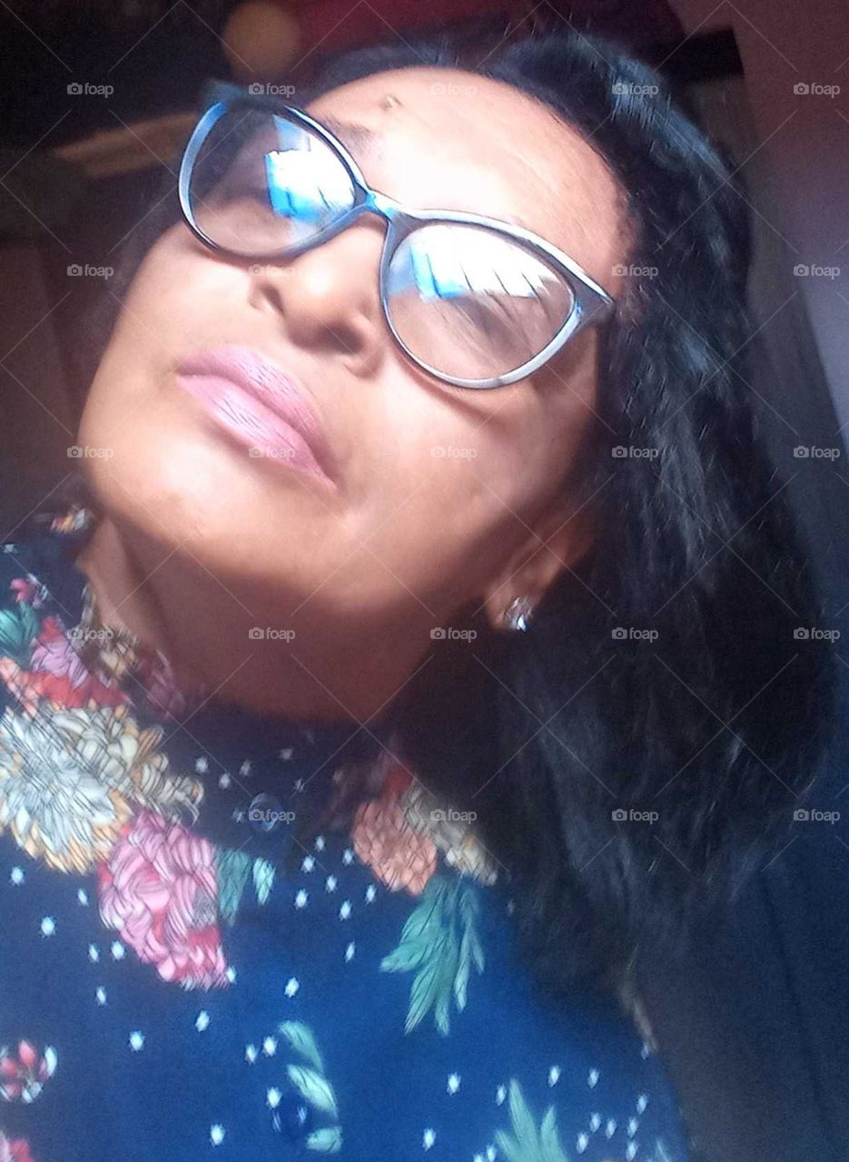 Selfie Time  Selfie de senhora usando um batom rosa claro