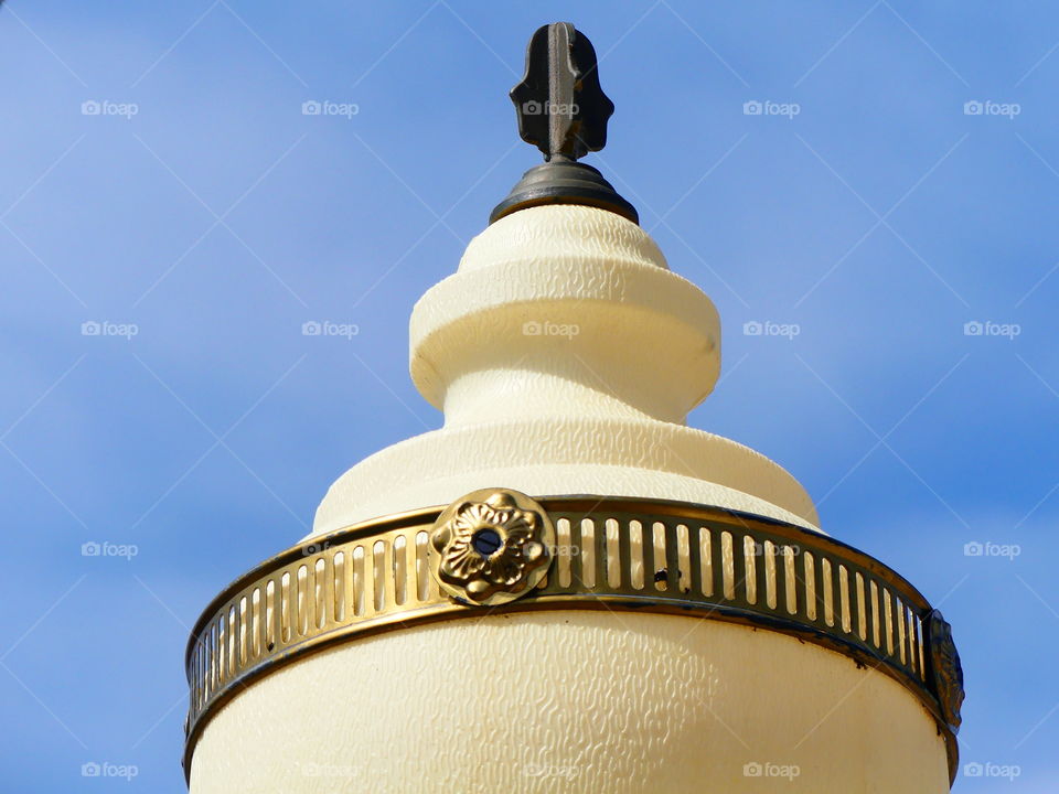 Golden ring street lamp