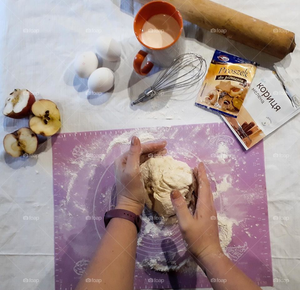 Preparation of Ukrainian pies with apples