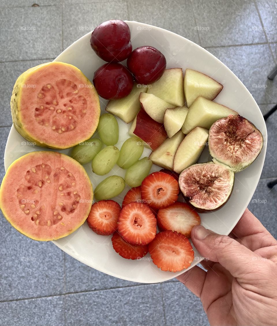 🇺🇸Time for the delicious Fruit Salad of the day! We have: plum, peach, strawberry, grape, guava and fig.

🇧🇷 Hora da deliciosa Salada de Frutas do dia! Temos: ameixa, pêssego, morango, uva, goiaba e figo.