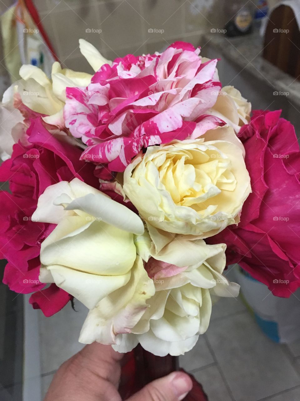 Um maravilhoso buquet de flores colhidas no jardim para presentear a esposa querida. Agrados sempre fazem bem...