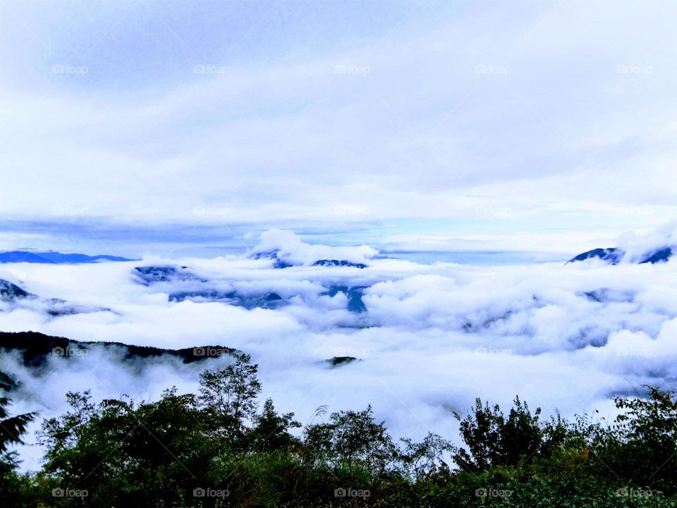 Beautiful mountain scenery with sea of clouds