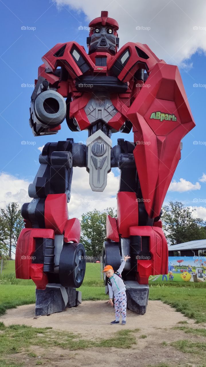 huge robot and the kid