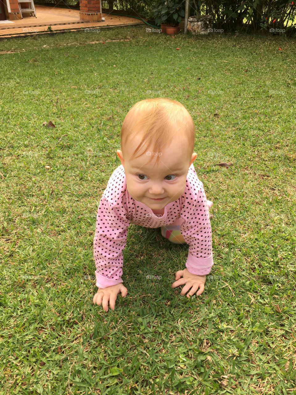 Minha caçulinha Maria Estela passeando e se divertindo pelo gramado na chácara do Vovô!