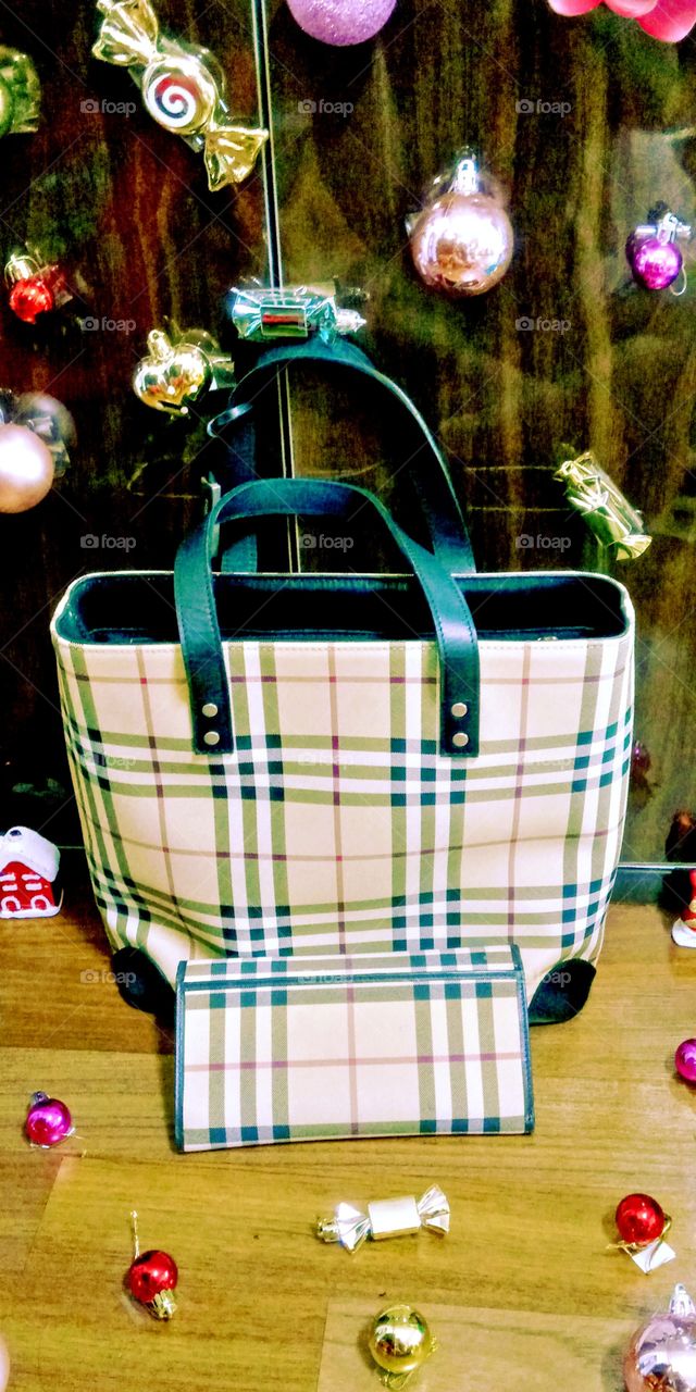 the lines and shapes on the bag and wallet and those shapes around it.