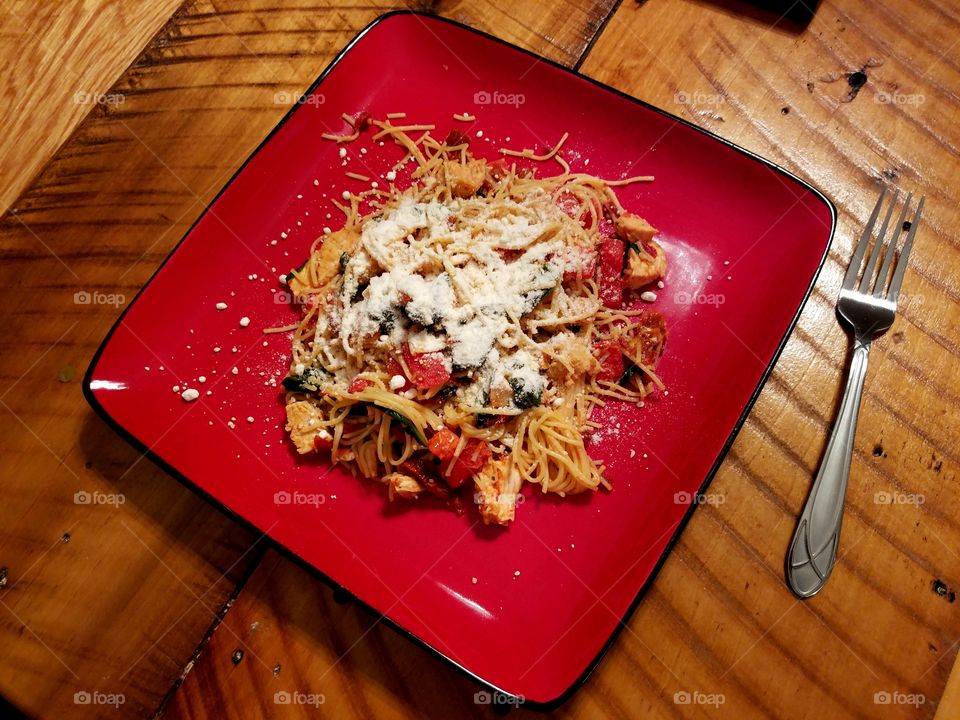 Spinach, tomato, and chicken pasta