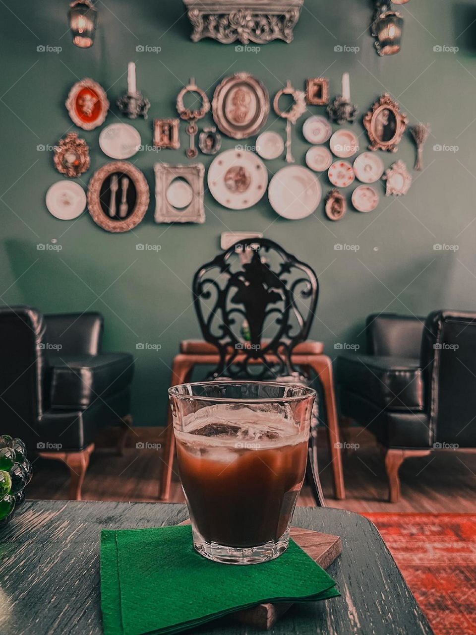 In an old alley, there is a cafe where there is no repetitive decoration, and despite being small, it is cozy and full of relaxation.