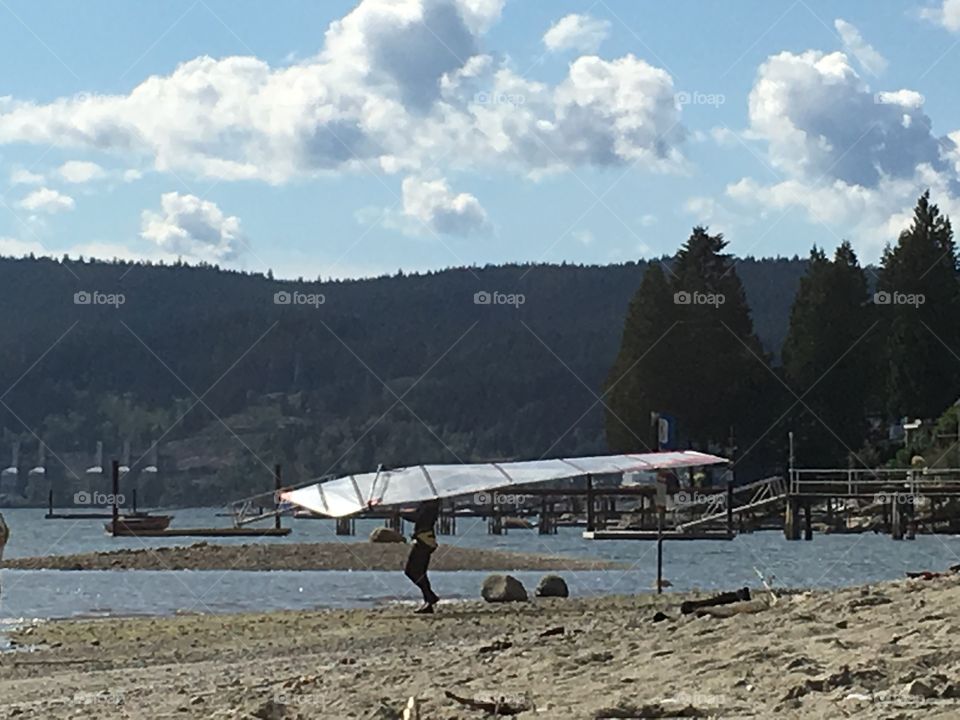 Carrying the windsurfer