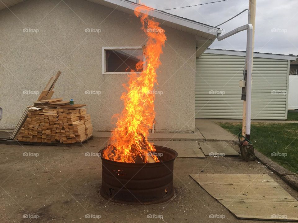 This is the tallest, backyard fire, had in this metal washer tub firepit, it was very scary and dangerous, even though it doesn’t look like it, it’s atleast 12 feet away from the 2 car garage behind it, fire extinguisher in hand