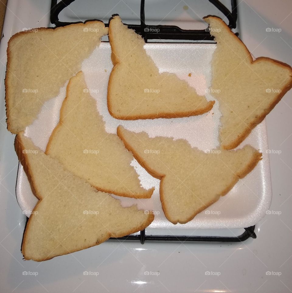 Six triangular bread 🍞 pieces. How you like THAT😁¡