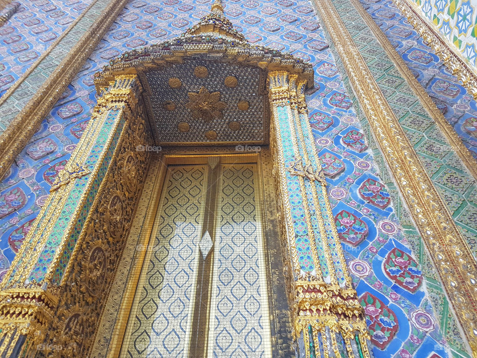 Preciosa puerta de un templo en Tailandia llena de luz y color