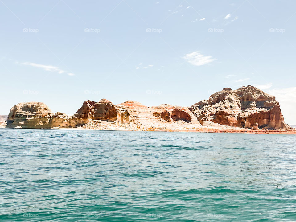 Lake Powell Arizona has crystal clear and clean water. It’s the type of lake most people enjoy. Grab a chair, a couple beers and enjoy the beauty that Mother Nature has made. 