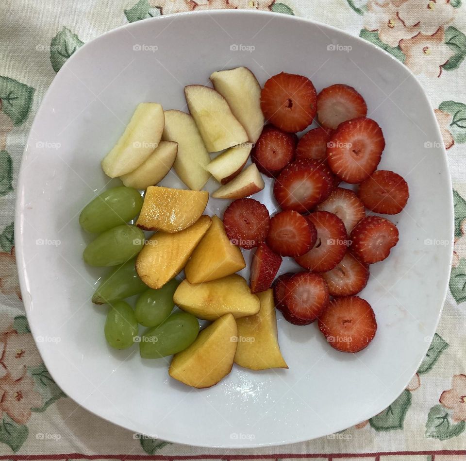 🇧🇷 Hora das frutas gostosas! Hoje temos morango, maçã, uva e pêssego. Tudo saudável e saboroso. Quem vai querer?

🇺🇸 Time for yummy fruits!  Today we have strawberry, apple, grape and peach.  All healthy and tasty.  Who will?