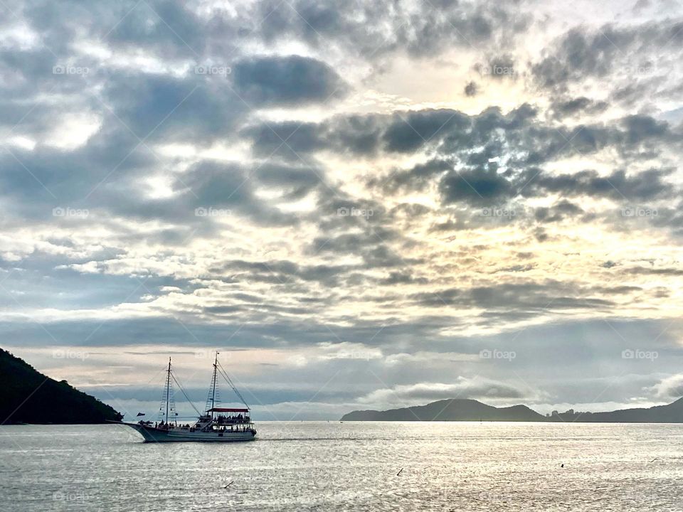 🇺🇸 A lonely boat sailing in Santos, coast of Brazil.  Where will he go? / 🇧🇷 Um barquinho solitário navegando em Santos, litoral do Brasil. Para onde será que ele vai?