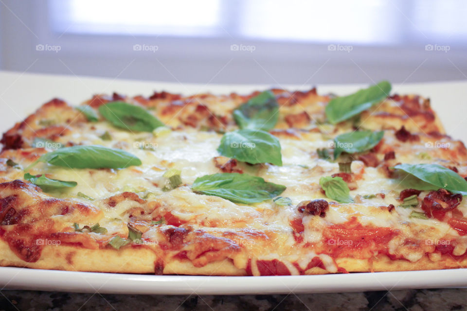 cheeze pizza with fresh basil